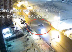 Машина сделала сальто и протаранила столбы: в Волжском на видео попало жуткое ДТП