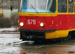 На западе Волгограда почтальон лишилась пальцев ног, угодив под трамвай