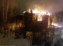 Металлический вагончик вспыхнул глубокой ночью под Волжским