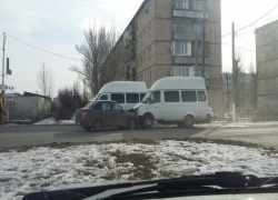В Средней Ахтубе "Лада Гранта" врезалась в маршрутку №246