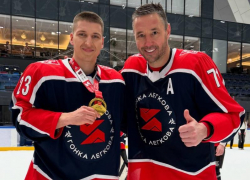 Волжанин и тренер гимнасток Иван Гапоненко вышел на лед в одной команде с олимпийскими чемпионами