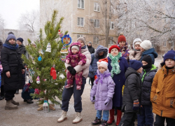 Дворовые елки Волжского: Традиция, объединяющая горожан в преддверии Нового года