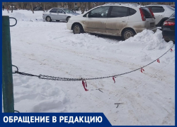 В Волжском женщина огородила парковку и продает места соседям