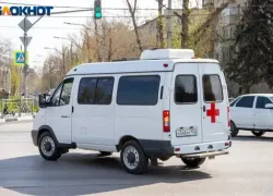 Нейрохирурги спасают пострадавшую в ДТП с двумя легковушками волжанку