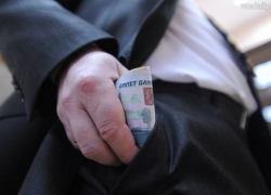 Глава Волгоградской области урезал зарплату себе и своим замам на 10%