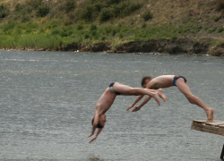 11-летний мальчик повредил позвоночник, нырнув в пруд под Волгоградом