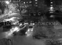 Протаранил три машины на парковке и пошел домой: в Волжском на видео попала странная авария 