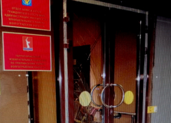 С одного удара: 22-летний парень на спор разбил дверь в здании Урюпинской администрации