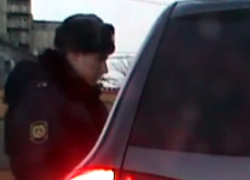 Под Волгоградом пьяный водитель протащил на "Ниве" сотрудника ГИБДД