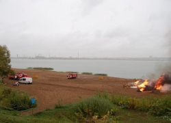 На пляже Камышина сгорел вагончик 