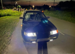 Пьяный на «Ладе» сбил двух подростков: видео ДТП в Волгоградской области