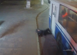 Волгоградка разбила голову из-за зажатой ноги в дверях троллейбуса