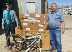 Таможенники подарили волжским детям конфискованные велосипеды