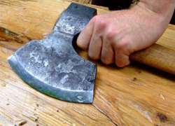 В Волгоградской области отец грозился убить сына топором