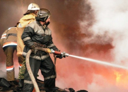 На севере Волгограда горела шиномонтажка с двумя автомобилями