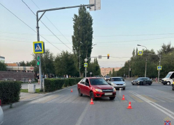 Женщина на красной Ладе сбила велосипедиста на пешеходном переходе в Волжском: видео