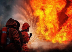 Включивший печку в авто водитель спалил гараж и свой УАЗ в Средней Ахтубе