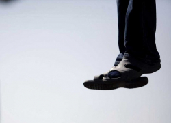 В Ленинске 53-летний мужчина повесился на глазах у родственников