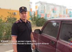 Горящую машину с 7-летними детьми потушил полицейский в Волжском