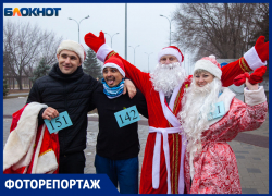 В Волжском состоялся традиционный забег Дедов Морозов: фоторепортаж
