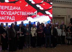 «Их мужество останется в веках»: в Волжском родственникам погибших героев СВО вручили ордена и медали