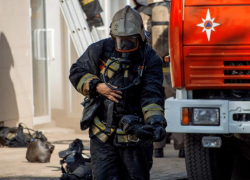 Под Волжским случился пожар: в деревянном доме полыхали полы