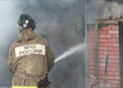 По неизвестной причине вспыхнула частная территория в Волжском