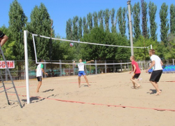 В Волжском проходит первенство города по пляжному волейболу