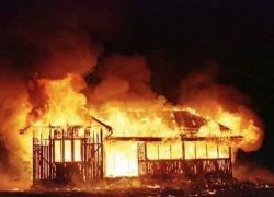 При пожаре в частном доме под Волгоградом обрушилась крыша