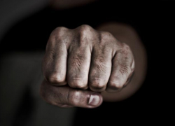 В коммуналке на севере Волгограда 28-летний парень расправился с пьяным соседом