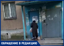 Испражняется в подъезде и тащит мусор с помоек: волжане жалуются на соседку
