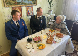 Прокурор и судья Волжского навестили 102-летнюю участницу Сталинградской битвы Александру Ивановну Лемякину