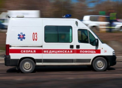 19-летнего водителя увезли на "скорой" с места аварии в Волжском