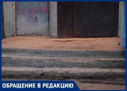 Падают дети и старики: жители Волжского не могут добиться ремонта аварийного крыльца
