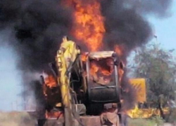 На проезжей части в Волжском загорелся экскаватор-погрузчик