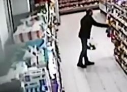 Полиция начала розыски парочки, укравшей 19 банок с красной икрой в Волжском