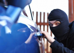 В центре Волгограда злоумышленник обокрал авто женщины-адвоката