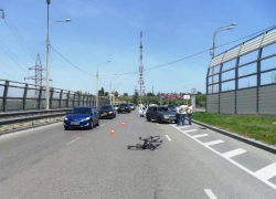 На въезде на "танцующий мост" через Волгу водитель "четырнадцатой" сбил велосипедистку