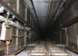 В Волжском 55-летний рабочий упал в шахту лифта