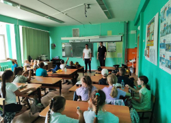 В Волжском сотрудники ГАИ посетили детские пришкольные лагеря
