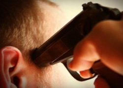 Под Волгоградом судебные приставы оказались под дулом пистолета должника 