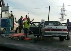 Водителя "пятнадцатой" откачивали после ДТП посреди дороги в Волжском