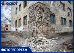 «Упал кусок дома»: в Волжском жилые здания превращаются в руины, а чиновники их аварийными не считают