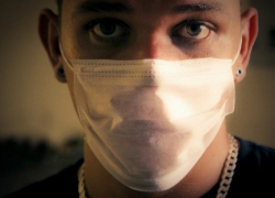 Пятеро волгоградцев в медицинских масках влезли в фермерский дом