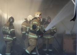 В селе близ Волжского вспыхнул заброшенный дом