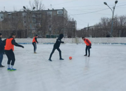 Студенты в Волжском устроили футбольные баталии на льду