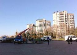 В Волжском устанавливают первую новогоднюю красавицу