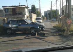 "Четырнадцатая" всмятку: в Волжском автомобиль врезался в забор