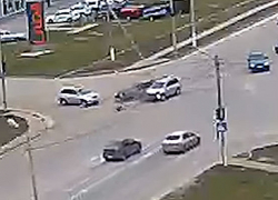 В среду в полдень две иномарки столкнулись в Волжском