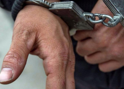 Мужчина жестоко ограбил женщину в Волжском